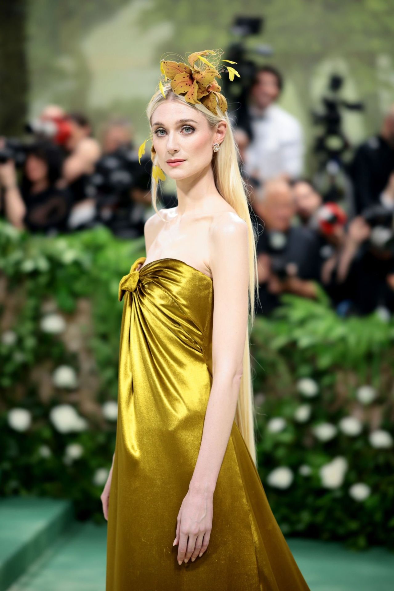 ELIZABETH DEBICKI STUNS IN DIOR AT MET GALA 2024 IN NEW YORK CITY5